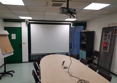 L'association En Chemin dispose d'une auto-école sociale à La Valette-du-Var avec une salle dédiée au code la route et disposant d'un vidéoprojecteur.